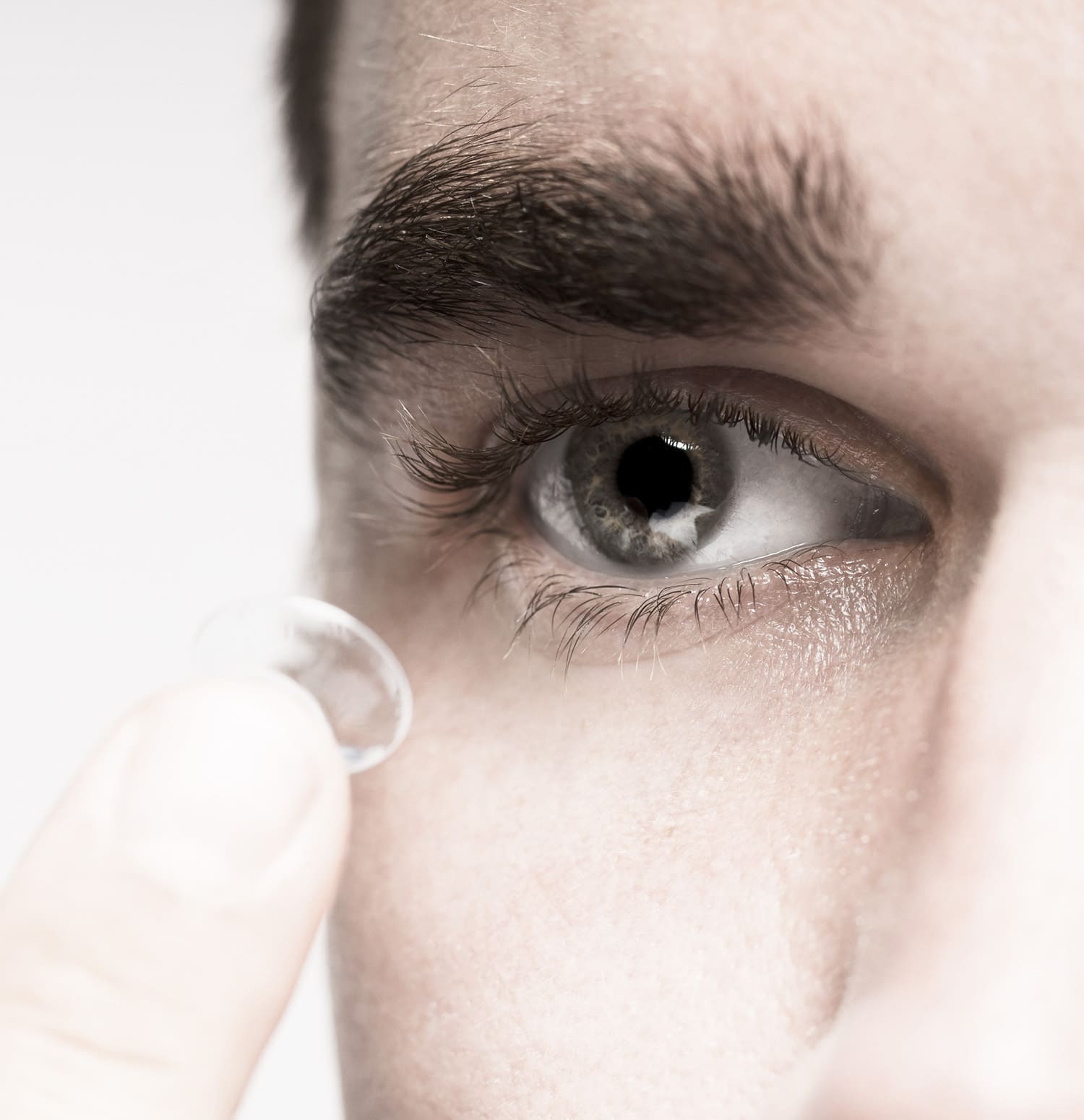 Persona che applica una lente a contatto sull'occhio