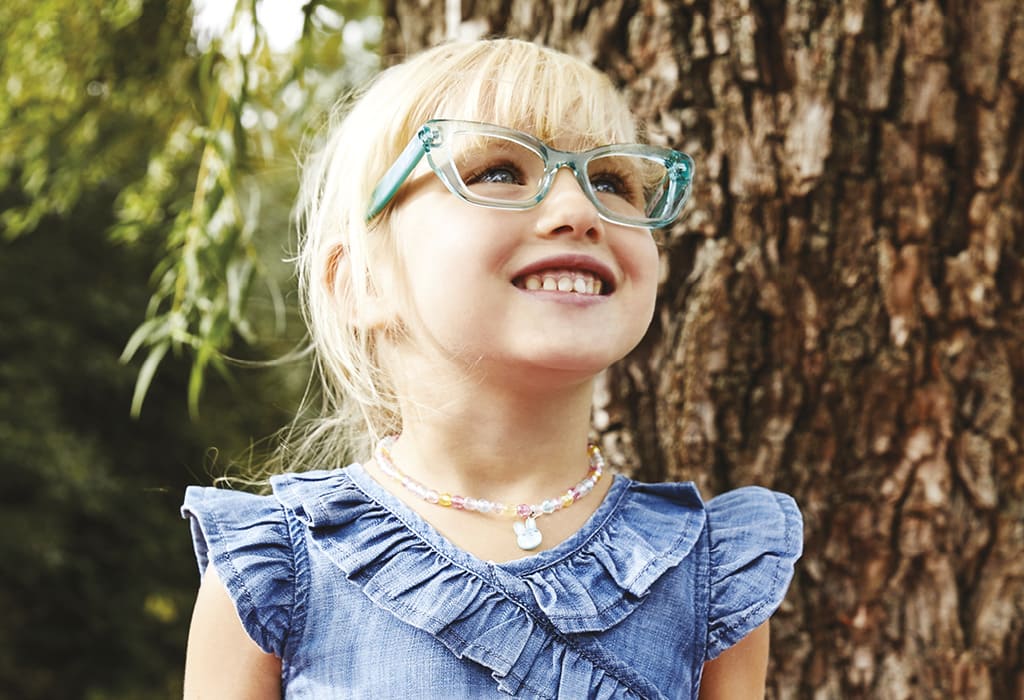 Bambina con occhiali da vista leggeri e confortevoli